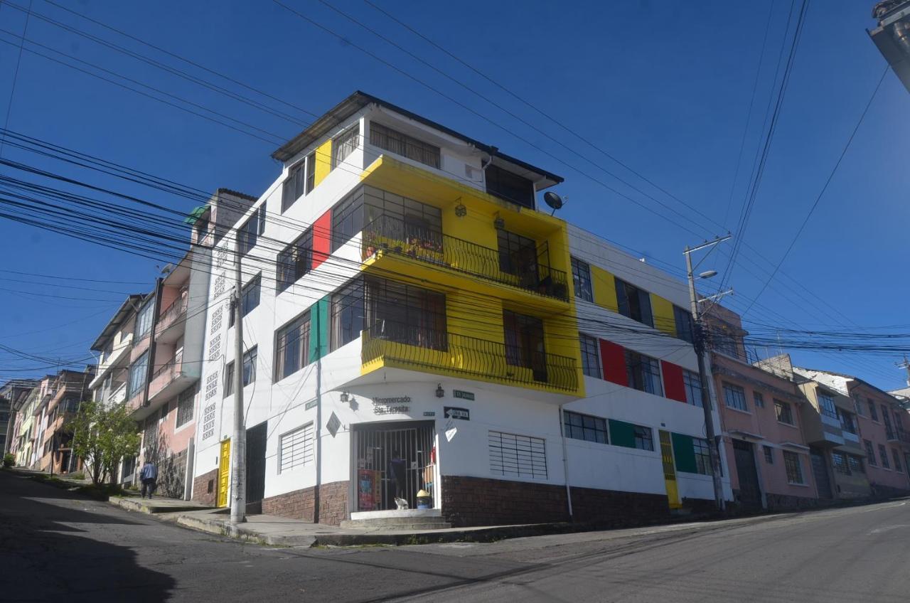 The Quito Guest House With Yellow Balconies For Travellers Экстерьер фото