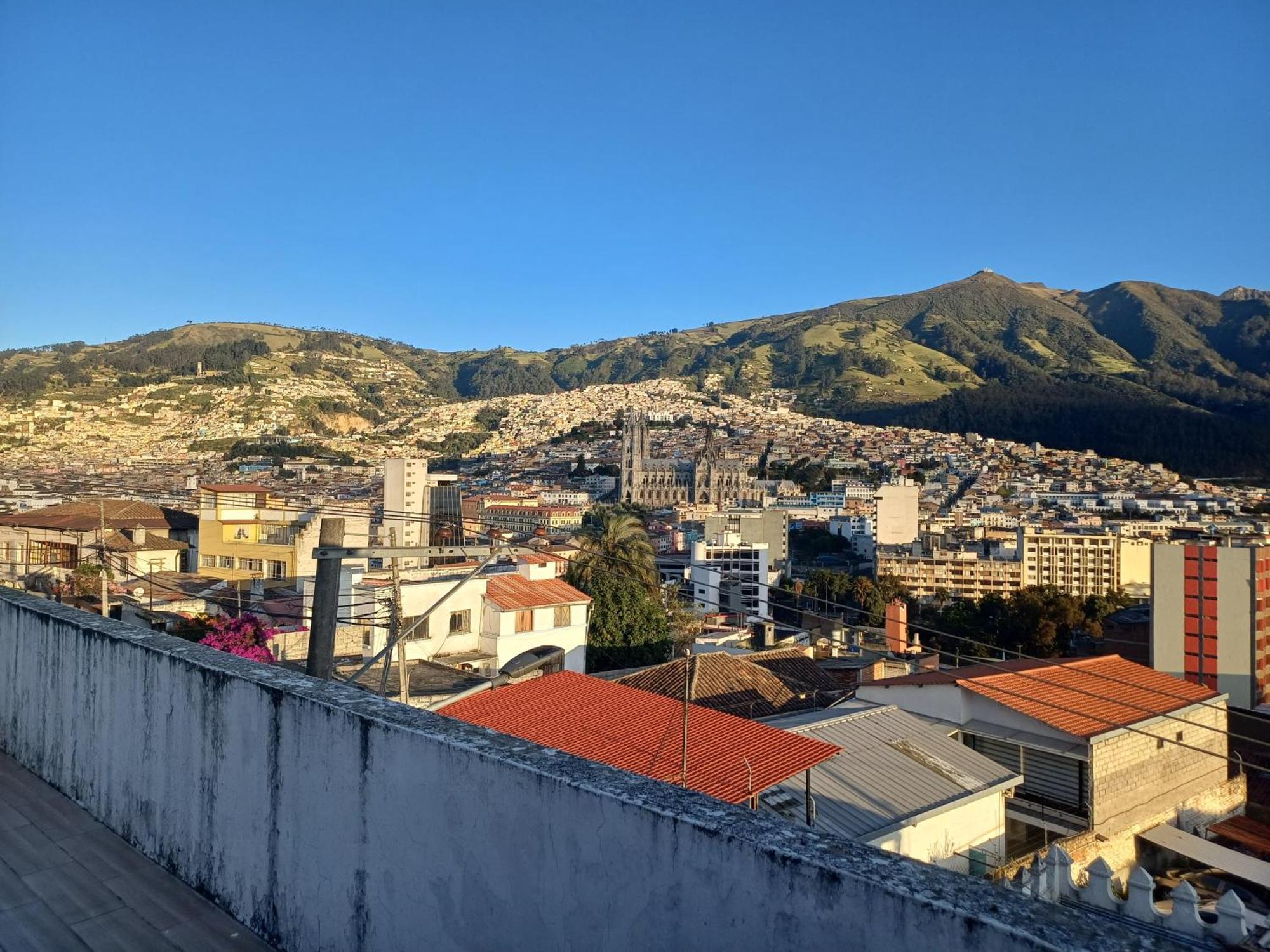 The Quito Guest House With Yellow Balconies For Travellers Экстерьер фото
