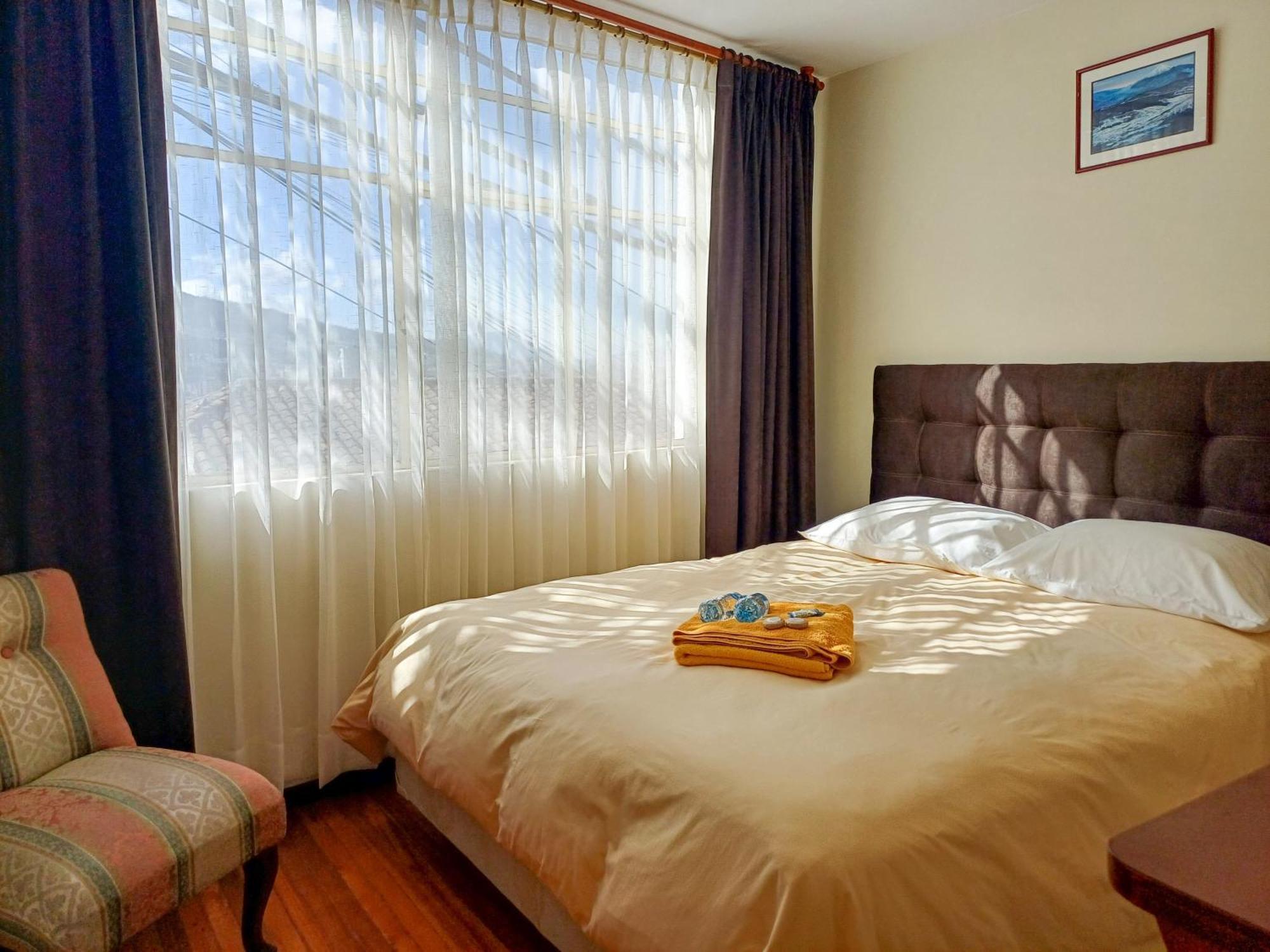 The Quito Guest House With Yellow Balconies For Travellers Экстерьер фото