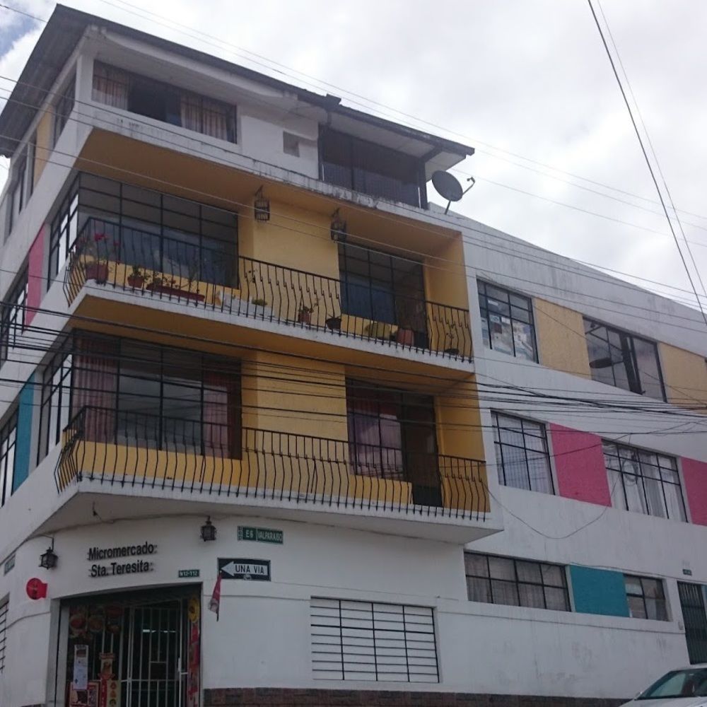 The Quito Guest House With Yellow Balconies For Travellers Экстерьер фото